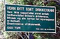 Morsomt skilt i skogen